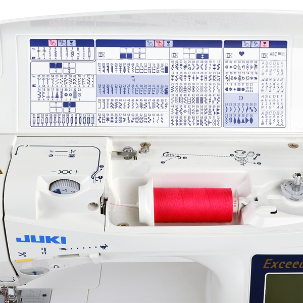 Maszyna do szycia JUKI HZL-F600 z widocznym czerwonym szczotkowym szpulką. Na górze panel sterujący z różnymi wzorami ściegów i instrukcjami. Ujęcie frontalne, ukazujące szczegóły mechanizmu oraz oznaczenia.