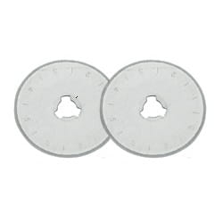 Ostrze noża krążkowego DW-RB003P, dwa okrągłe ostrza o średnicy 28 mm, wykonane z metalu, z centralnym otworem. Widoczne oznaczenia na krawędzi. Stojące obok siebie na białym tle.
