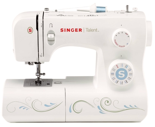 Maszyna do szycia Singer 3323 Talent w kolorze białym, z dekoracyjnym wzorem na obudowie. Widać pokrętła do regulacji ściegów i długości, oraz logo S. Ujęcie frontalne, produkt stoi na płaskiej powierzchni.