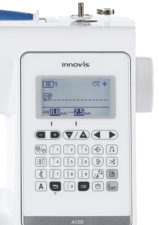 Maszyna do szycia Brother Innov-is A150 z wyświetlaczem LCD, przyciskami do wyboru ściegów i regulacji szerokości oraz długości ściegu. Kolor biały, z metalicznymi elementami. Widoczna szpulka z niebieską nicią na górze.