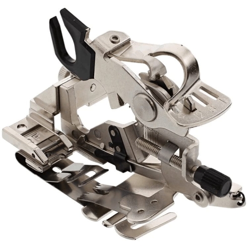 Stopka do falbanek Janome z chwytaczem rotacyjnym 9 mm, wykonana z metalu, z precyzyjnym mechanizmem. Widoczny klips oraz regulacja pozwalają na łatwe tworzenie falbanek. Produkt pokazany z boku, na białym tle.