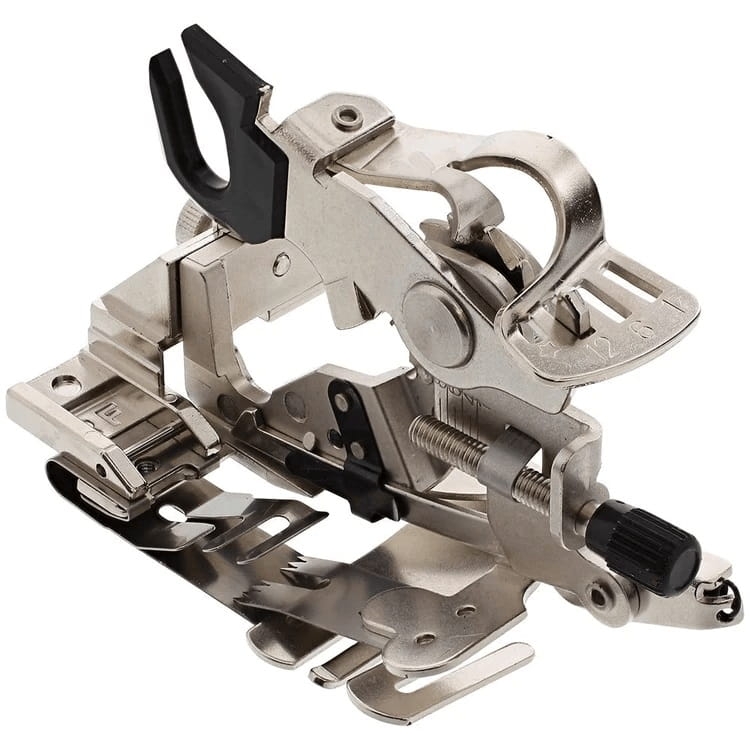 Stopka do falbanek Janome z chwytaczem rotacyjnym 9 mm, wykonana z metalu, z precyzyjnym mechanizmem. Widoczny klips oraz regulacja pozwalają na łatwe tworzenie falbanek. Produkt pokazany z boku, na białym tle.