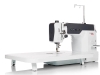 Maszyna do szycia BERNETTE 08 Straight Stitch w kolorze białym, z prostokątnym blatem. Widoczny mechanizm szyjący z igłą oraz panel sterujący z przyciskami. Ujęcie z boku, ukazujące detal konstrukcji i funkcjonalności urządzenia.