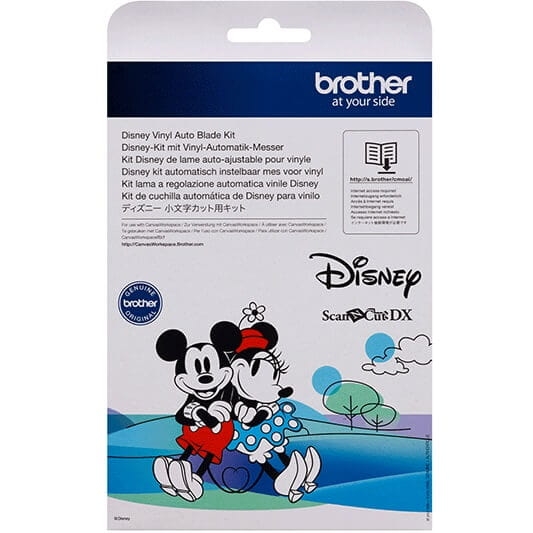 Zestaw do cięcia folii winylowej CADXVBDSNKIT1 zawiera automatyczną ostrzałkę Disney, widoczną na opakowaniu. Z tyłu znajdują się napisy w różnych językach oraz ilustracja Miki i Mini Mouse w kolorowej scenerii. Tło jasne.