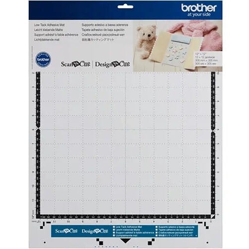 Mata ze słabym klejem ScanNCut CAMATLOW12 o wymiarach 12x12. Biała powierzchnia z siatką w czarnych liniach, logo Brother u góry. Przeznaczona do precyzyjnego cięcia materiałów, idealna dla kreatywnych projektów.