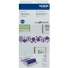 Podajnik do cięcia folii z rolki Brother ScanNcut CADXRF2, widoczny z przodu, z niebieskim tłem i grafiką kwiatów. Produkt z szarym urządzeniem na dole, z rolką w fioletowym kolorze, w kontekście dekoracji na ścianie.