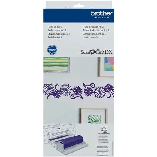 Podajnik do cięcia folii z rolki Brother ScanNcut CADXRF2, widoczny z przodu, z niebieskim tłem i grafiką kwiatów. Produkt z szarym urządzeniem na dole, z rolką w fioletowym kolorze, w kontekście dekoracji na ścianie.