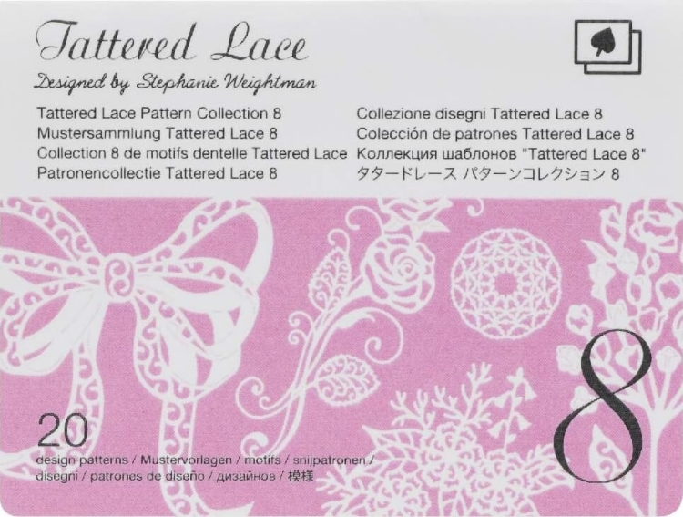 Kolekcja wzorów Tattered Lace 8, z białymi wzorami na różowym tle. Widoczna liczba 8 oraz napisy w różnych językach, w tym Tattered Lace Pattern Collection 8. Elementy dekoracyjne obejmują kokardę, kwiaty i wzory roślinne.