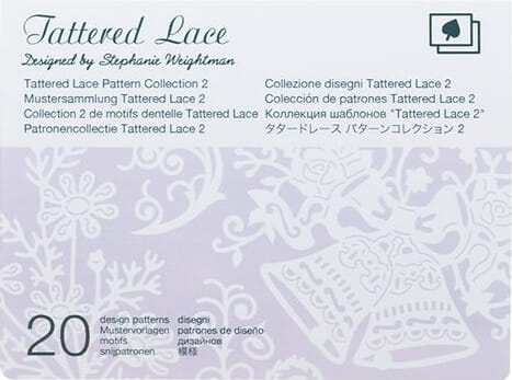 Kolekcja wzorów Tattered Lace 2, zawierająca 20 wzorów. Na tle w odcieniu fioletu widoczne napisy w różnych językach, w tym tytuły kolekcji oraz informacje o projektancie. Zestaw idealny do tworzenia dekoracji i wycinanek.
