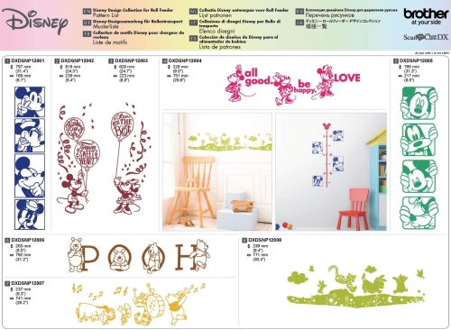 Kolekcja wzorów Disney do Roll Feeder CADXDSNP12 zawiera różne motywy, w tym postacie Mickey Mouse, Minnie Mouse i Kubuś Puchatek, w kolorach niebieskim, czerwonym, zielonym oraz brązowym. Wzory przedstawiają balony, napisy i dekoracyjne detale.