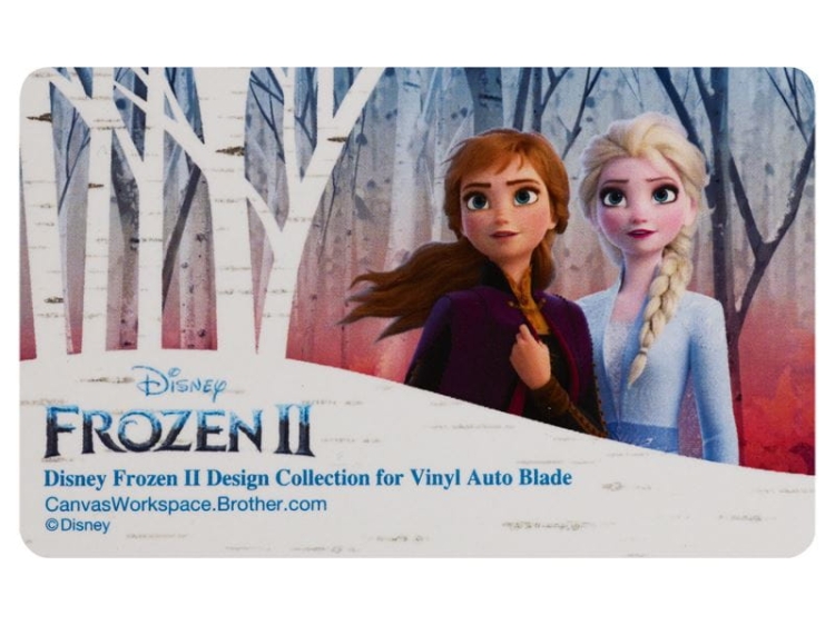 Karta z kolekcji Disney Frozen II, przedstawiająca Anię i Elsę na tle białych drzew. Logo Disney Frozen II w lewym dolnym rogu. Widoczne napisy informujące o przeznaczeniu: Disney Frozen II Design Collection for Vinyl Auto Blade.