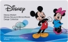 Karta z kolekcji wzorów Disney Mickey and Minnie Mouse, przedstawiająca Micky''ego Mysz i Minnie w kolorowych strojach. Micky ma czerwone spodenki, a Minnie niebieską sukienkę i różową kokardę. Tło w łagodnych odcieniach niebieskiego i białego.