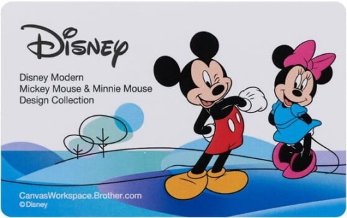 Karta z kolekcji wzorów Disney Mickey and Minnie Mouse, przedstawiająca Micky''ego Mysz i Minnie w kolorowych strojach. Micky ma czerwone spodenki, a Minnie niebieską sukienkę i różową kokardę. Tło w łagodnych odcieniach niebieskiego i białego.