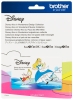 Karta aktywacyjna Disney przedstawiająca Alicję w niebieskiej sukience z białym fartuszkiem, trzymającą rękę w górze, obok białego królika w czerwonym kamizelce. Tło w pastelowych kolorach z chmurami i wzorami. Widoczne logo Disney.