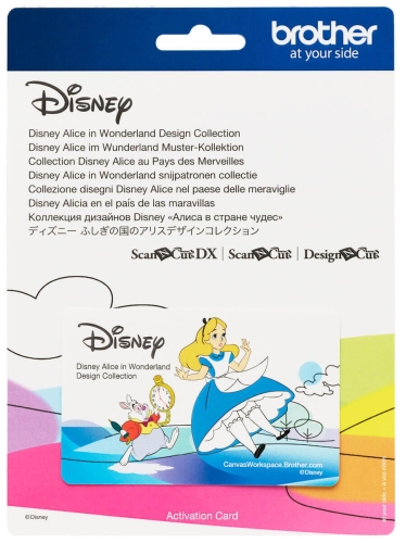 Karta aktywacyjna Disney przedstawiająca Alicję w niebieskiej sukience z białym fartuszkiem, trzymającą rękę w górze, obok białego królika w czerwonym kamizelce. Tło w pastelowych kolorach z chmurami i wzorami. Widoczne logo Disney.