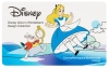 Kolekcja wzorów Disney Alice, przedstawiająca Alicję w niebieskiej sukience z białym kołnierzykiem, biegnącą za białym królikiem w czerwonym kamizelce, trzymającym zegar. Tło w pastelowych kolorach z chmurami i drzewami. W lewym górnym rogu logo Disney.