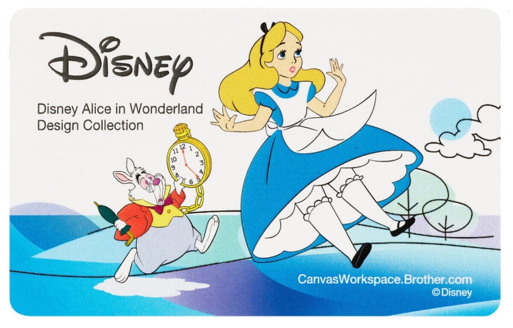 Kolekcja wzorów Disney Alice, przedstawiająca Alicję w niebieskiej sukience z białym kołnierzykiem, biegnącą za białym królikiem w czerwonym kamizelce, trzymającym zegar. Tło w pastelowych kolorach z chmurami i drzewami. W lewym górnym rogu logo Disney.