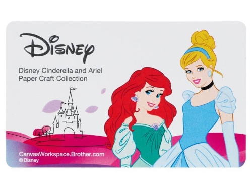 Kolekcja wzorów Disney przedstawiająca postacie Kopciuszka i Ariel. Ilustracja z kolorowymi detalami: Kopciuszek w błękitnej sukni, Ariel z czerwonymi włosami i zieloną sukienką. W tle zamek oraz logo Disney na białym tle.