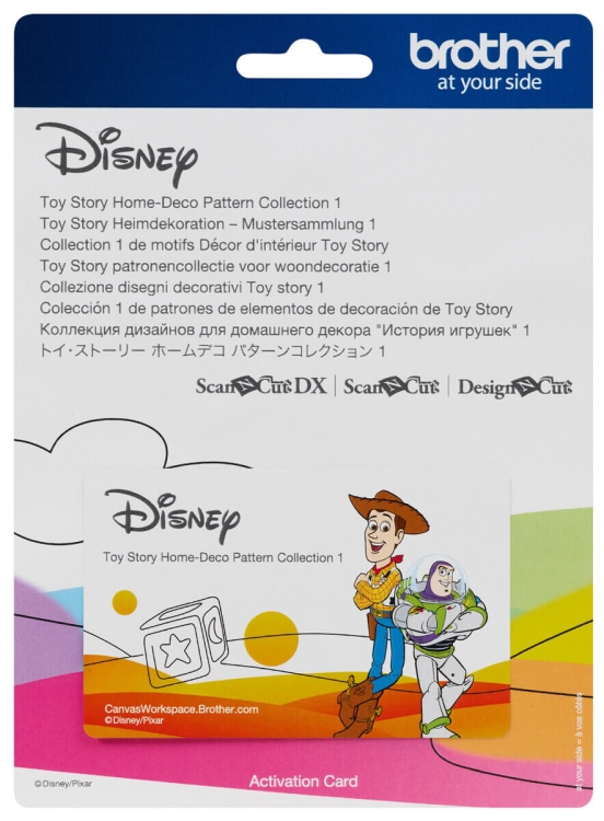 Karta aktywacyjna kolekcji wzorów Disney Toy Story, z rysunkami postaci Woody''ego i Buzz''a Lightyear''a. Tło w kolorach żółtym, różowym i zielonym z elementami chmur. Widoczne logo Disney oraz napis Toy Story Home-Deco Pattern Collection 1.