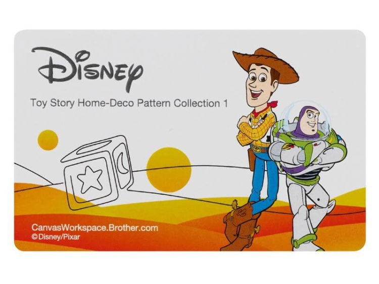 Karta kolekcji wzorów Disney Toy Story z Woody''m i Buzzem Astralem na tle w kolorze szarym i pomarańczowym, z widocznymi klockami oraz napisami. Produkt przeznaczony do dekoracji domu.