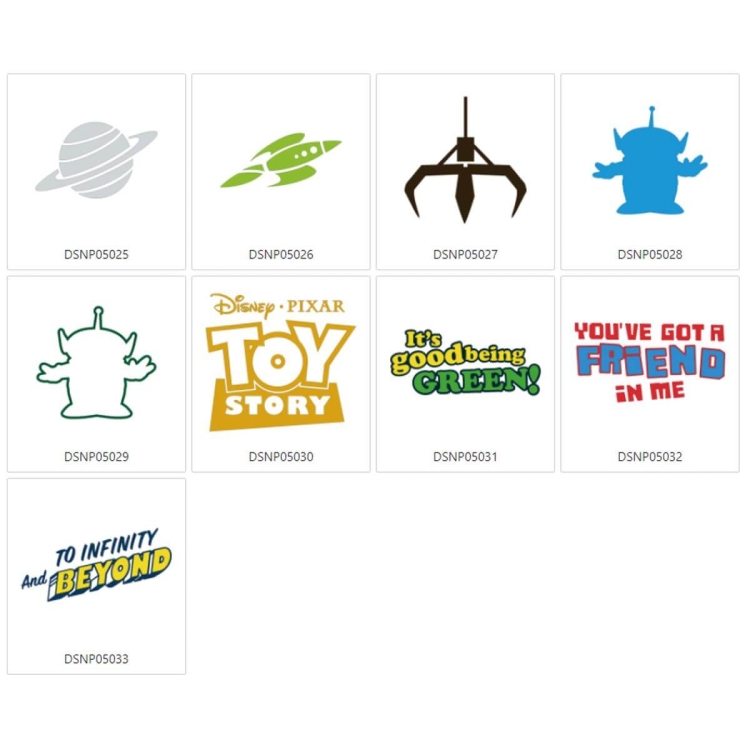 Kolekcja wzorów Disney Toy Story zawiera różnorodne grafiki, w tym rakietę, robota, logo Toy Story oraz napisy takie jak It''s good being GREEN! i You''ve got a friend in me, w różnych kolorach na jasnym tle.
