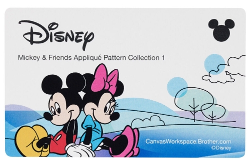 Kolekcja wzorów Disney Applique CADSNP03, przedstawiająca Myszki Mickey i Minnie, siedzące na tle niebieskiego krajobrazu. Widoczne napisy Mickey & Friends Appliqué Pattern Collection 1 i logo Disney. Tło w pastelowych kolorach z chmurami i drzewami.