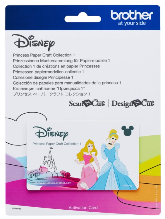 Karta aktywacyjna Disney Princess Paper Craft Collection 1 z ilustracjami księżniczek, w tym Różowej i Błękitnej, na tle zamku. Widoczny logo Disney oraz informacje w różnych językach. Zestaw do rękodzieła z serii ScanNCut.