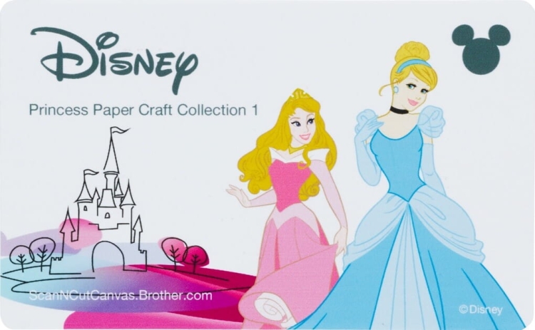 Karta z kolekcji Disney Princess Paper Craft Collection 1, przedstawiająca księżniczki: Aurorę w różowej sukni i Kopciuszka w niebieskiej sukni. W tle zamek i logo Disney. Proste tło w jasnych kolorach.