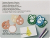 Zestaw wzorów świątecznych CACDCP01 zawiera 100 elementów w kształcie bombek i wieńców, wykonanych z kolorowego papieru. Widoczne są różne kolory: różowy, złoty, zielony i niebieski. Obok znajduje się biały blok z nadrukiem zielonej choinki.