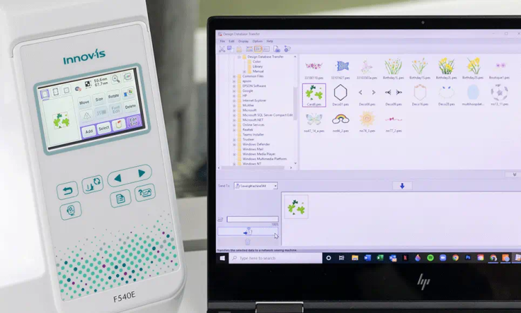 Hafciarka Brother F540E z wyświetlaczem LCD, przyciskami sterującymi i kolorowymi wzorami na komputerze. Maszyna do haftu z możliwością projektowania wzorów, ustawiona obok laptopa z otwartym oprogramowaniem do transferu danych.