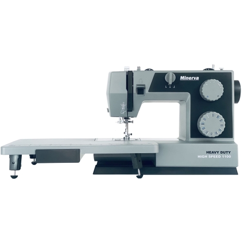 Maszyna do szycia Minerva HS1100 Heavy Duty w kolorze szarym, z dużym blatem roboczym. Widok z boku, z widocznym wbudowanym nożem i pokrętłami do regulacji. Przeznaczona do szycia ciężkich materiałów, z oznaczeniem HEAVY DUTY na obudowie.