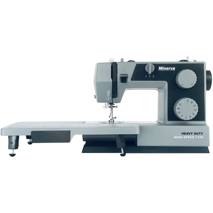 Maszyna do szycia Minerva HS1100 Heavy Duty w kolorze szarym, z dużym blatem roboczym. Widok z boku, z widocznym wbudowanym nożem i pokrętłami do regulacji. Przeznaczona do szycia ciężkich materiałów, z oznaczeniem HEAVY DUTY na obudowie.