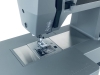 Maszyna do szycia Minerva HS1100 Heavy Duty z widocznym metalowym stółkiem, stopką i igłą. Ujęcie z góry, ukazujące panel sterujący oraz oznaczenia na obudowie. Główna część w kolorze szarym, z detalami w odcieniach metalicznych.