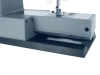 Maszyna do szycia Minerva HS1100 Heavy Duty w kolorze szarym, z widoczną stopką i uchwytem. Produkt stoi na czarnej podstawie, z detalami na panelu sterującym, w tym pokrętłem i oznaczeniami. W tle białe, jednolite tło.