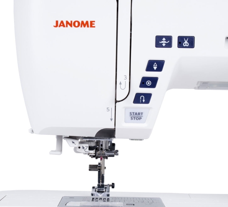 Maszyna do szycia Janome Skyline S7 AE w kolorze białym, z widocznym logo Janome. Frontalny widok na panel sterujący z przyciskami, w tym START/STOP, nożyczkami i regulacją. Widoczna stopka oraz szereg guzików do ustawień.