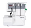 Owerlok Janome 454D w kolorze białym, z 7 ściegami, 3/4-nitkowy. Z przodu widoczne pokrętła do regulacji ściegów. Maszyna na stabilnej podstawie, z szybkim nawlekaniem nitki oraz dodatkowymi akcesoriami w komplecie.