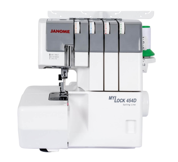 Owerlok Janome 454D w kolorze białym, z 7 ściegami, 3/4-nitkowy. Z przodu widoczne pokrętła do regulacji ściegów. Maszyna na stabilnej podstawie, z szybkim nawlekaniem nitki oraz dodatkowymi akcesoriami w komplecie.