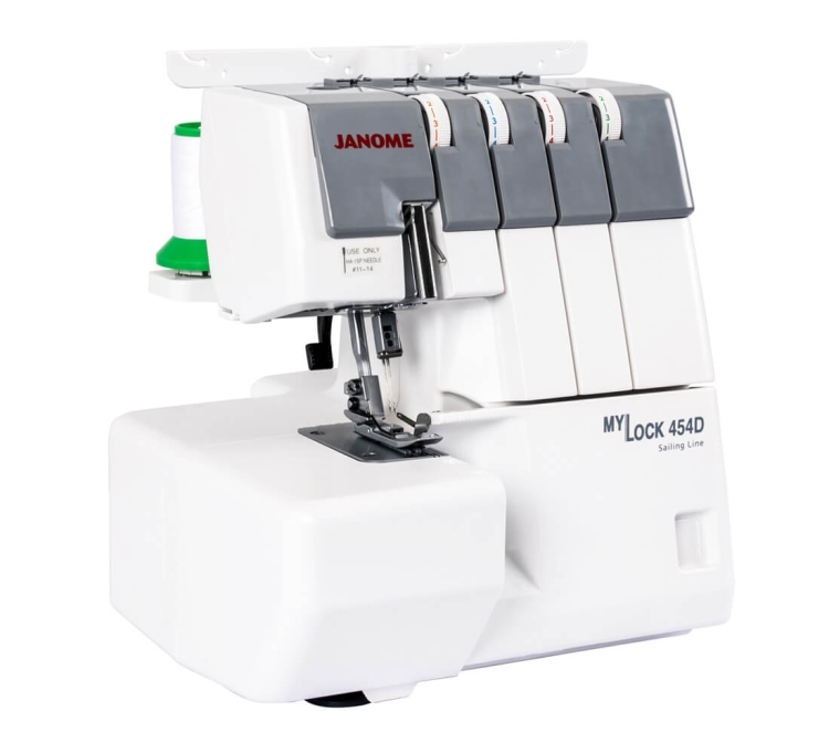 Owerlok Janome 454D w kolorze białym, z pięcioma szpulami i regulacją ściegów. Maszyna wyposażona w szybkie nawlekanie, 7 różnych ściegów, 3/4-nitkowe, z widoczną stopką i mechanizmem igłowym, ustawiona w pozycji stojącej.