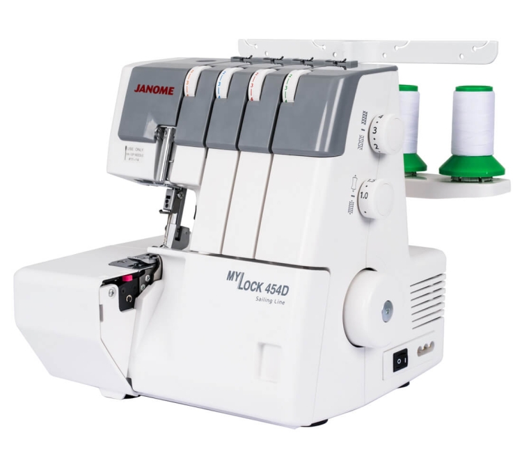 Owerlok Janome 454D w kolorze białym, z 7 rodzajami ściegów, 3/4-nitkowy. Widoczny jest panel z pokrętłami do regulacji oraz miejsca na nici. Maszyna stoi w pozycji frontalnej, z widocznym logo Janome i dodatkowym uchwytem na nici.