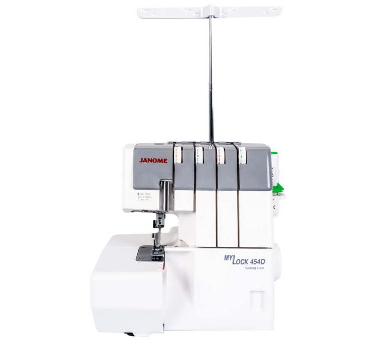 Owerlok Janome 454D z siedmioma ściegami, 3/4-nitkowy, w białej obudowie. Widok frontalny, pokazujący górne nawlekanie nici oraz kontrolki. Maszyna z płaską podstawą, idealna do szycia różnych materiałów.