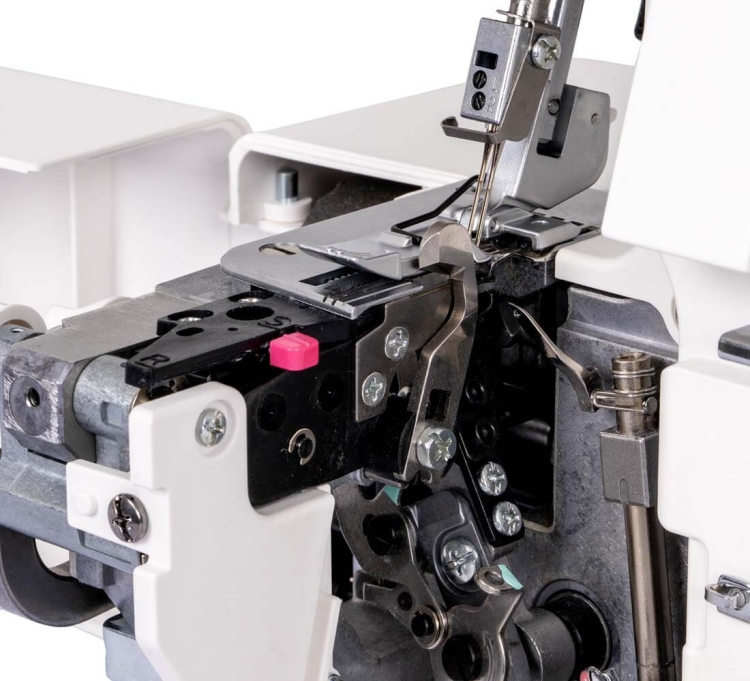 Owerlok Janome 454D z widocznym wnętrzem maszyny, metalowymi elementami oraz różowym przyciskiem do szybkiego nawlekania. Zestaw 7 ściegów, 3/4-nitkowy, z wbudowanym mechanizmem do regulacji napięcia nici.