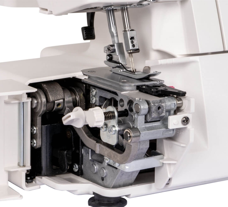 Owerlok Janome 454D, widok z boku, z odkrytą obudową. Wnętrze maszyny ukazuje mechanizm szycia, w tym elementy nawlekania i regulacji. Białe i metaliczne detale, wyraźnie widoczne pokrętła oraz dźwignie. 7 ściegów, 3/4-nitkowy.
