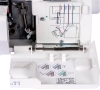 Owerlok Janome 454D z widokiem wnętrza maszyny, pokazującym mechanizm nawlekania oraz instrukcję w formie graficznej. Biała obudowa, metalowe elementy, widoczne śruby i prowadnice. Idealny do szycia z użyciem 3/4 nitek.