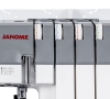 Owerlok Janome 454D z widocznymi czterema bębnami na nitki w szaro-białej obudowie. Na bębnach oznaczenia kolorowe: niebieski, czerwony, pomarańczowy i zielony. U góry logo Janome. Widok frontalny, zbliżenie na mechanizm nawlekania.