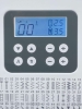Panel sterujący maszyny do szycia Minerva Experience 2000 z wyświetlaczem LCD. Widoczne przyciski do wyboru ściegów, liczby, długości i szerokości ściegu, a także ikony funkcji. Poniżej zestaw 48 wzorów ściegów. Biały kolor obudowy.