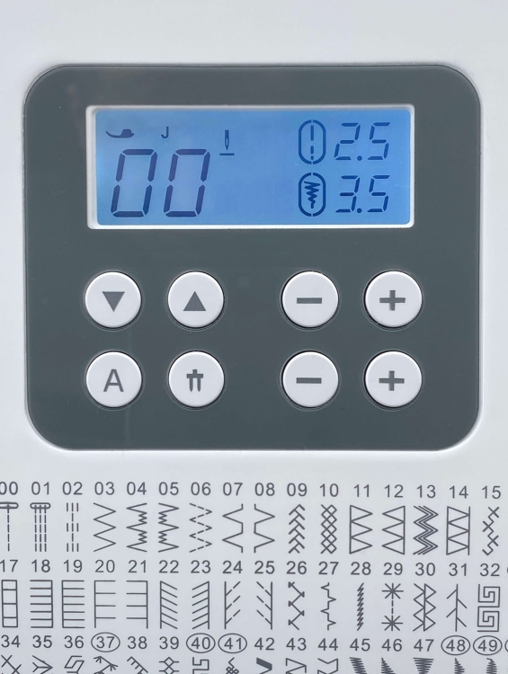 Panel sterujący maszyny do szycia Minerva Experience 2000 z wyświetlaczem LCD. Widoczne przyciski do wyboru ściegów, liczby, długości i szerokości ściegu, a także ikony funkcji. Poniżej zestaw 48 wzorów ściegów. Biały kolor obudowy.