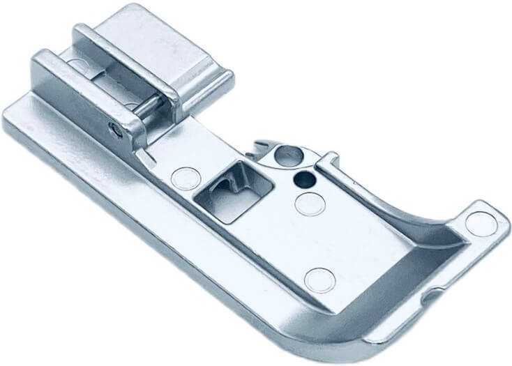 Zestaw 4 stopek do coverlock Minerva M4000CL w kolorze srebrnym. Widok frontalny, pokazujący szczegółową konstrukcję stópki z widocznymi otworami montażowymi oraz miejscem na przesuwanie. Elementy metalowe, gładkie, o prostokątnym kształcie.