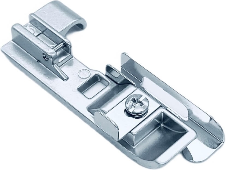 Zestaw 4 stopek do coverlock Minerva M4000CL, metalowe akcesoria w kolorze srebrnym, z precyzyjnymi detalami, w tym mocowaniem na śrubę. Ujęcie frontalne, ukazujące konstrukcję i mechanizm stopek w pozycji leżącej na białym tle.