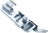 Zestaw 4 stopek do coverlock Minerva M4000cl w kolorze metalicznym. Stopka ma regulowany pokrętło oraz otwory do mocowania. Widoczna z boku, w pozycji leżącej. Idealna do precyzyjnego szycia i obszywania krawędzi.