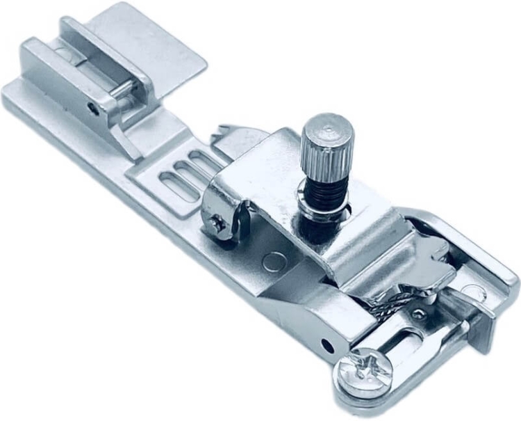 Zestaw 4 stopek do coverlock Minerva M4000cl, metalowe akcesoria do szycia, z widocznym mechanizmem mocującym i regulującym. Stopki mają precyzyjny kształt, idealne do różnych technik szycia, prezentowane na jednolitym tle.